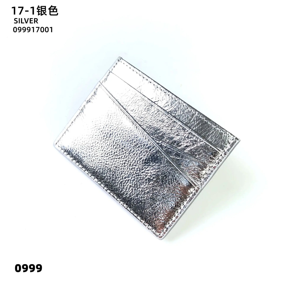 Porte-cartes en cuir véritable argenté avec finition texturée et gravure.