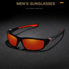 Un par de gafas de sol polarizadas con tinte naranja, apoyadas sobre una superficie oscura.