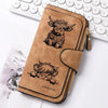 Cartera de cuero sintético marrón de vaca con cierre de cremallera y diseño de vaca grabado.