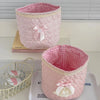 Cesta de almacenamiento de tela de acolchado rosa con estampado de tartán rosa y detalle de cinta rosa