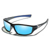 Un par de gafas deportivas negras polarizadas con lentes azules y una correa oscura, mostradas contra un fondo blanco.