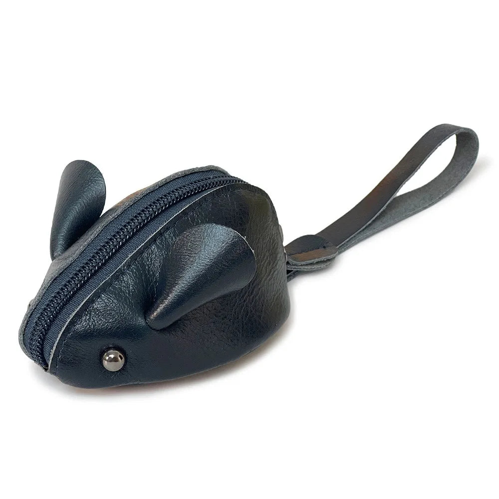 Portefeuille en cuir marron foncé en forme de souris en dessin animé avec une sangle.