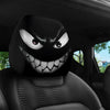 Gros plan d'une housse de tête de voiture décorative avec un visage de monstre noir et blanc menaçant.