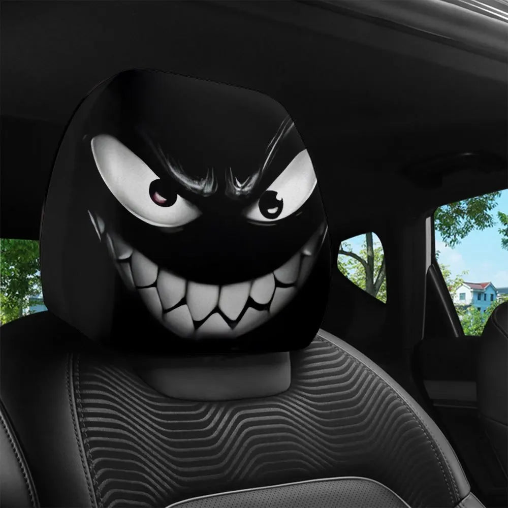 Gros plan d'une housse de tête de voiture décorative avec un visage de monstre noir et blanc menaçant.