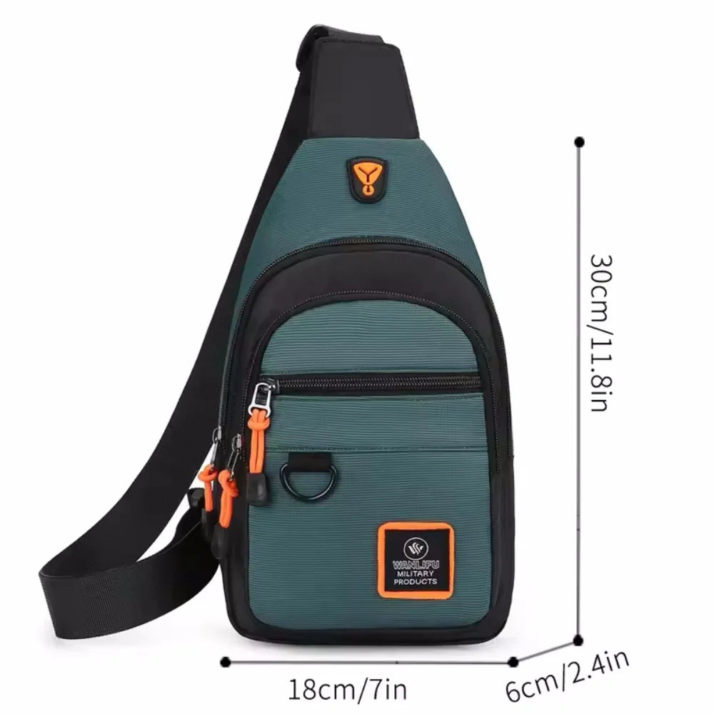 Dunkelgrüne Herren-Oxford-Brusttasche mit schwarzem Riemen und orangefarbenen Akzenten in Seitenansicht.