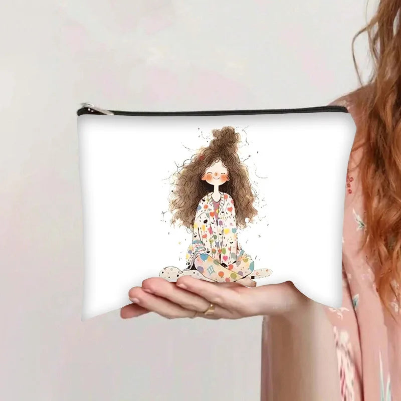 Una mano sostiene una bolsa de almacenamiento cosmético con cremallera que presenta una ilustración de una niña con cabello r