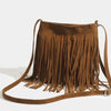 Bolso cruz de macramé marrón con flecos y detalles de encaje, mostrado sobre fondo blanco.