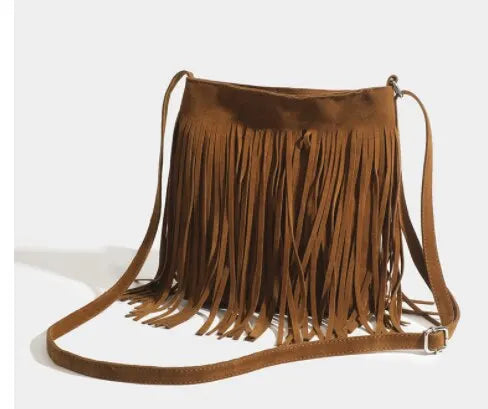 Bolso cruz de macramé marrón con flecos y detalles de encaje, mostrado sobre fondo blanco.