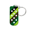 Porte-clés en silicone vert avec rayures noires et vert lime et anneau en argent.
