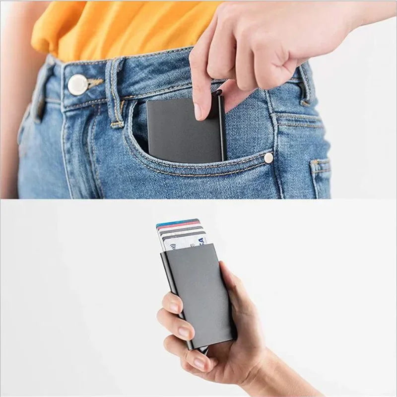 Una mano está insertando una tarjeta de crédito y carné RFID negra en el bolsillo delantero de unos jeans de mezclilla azules