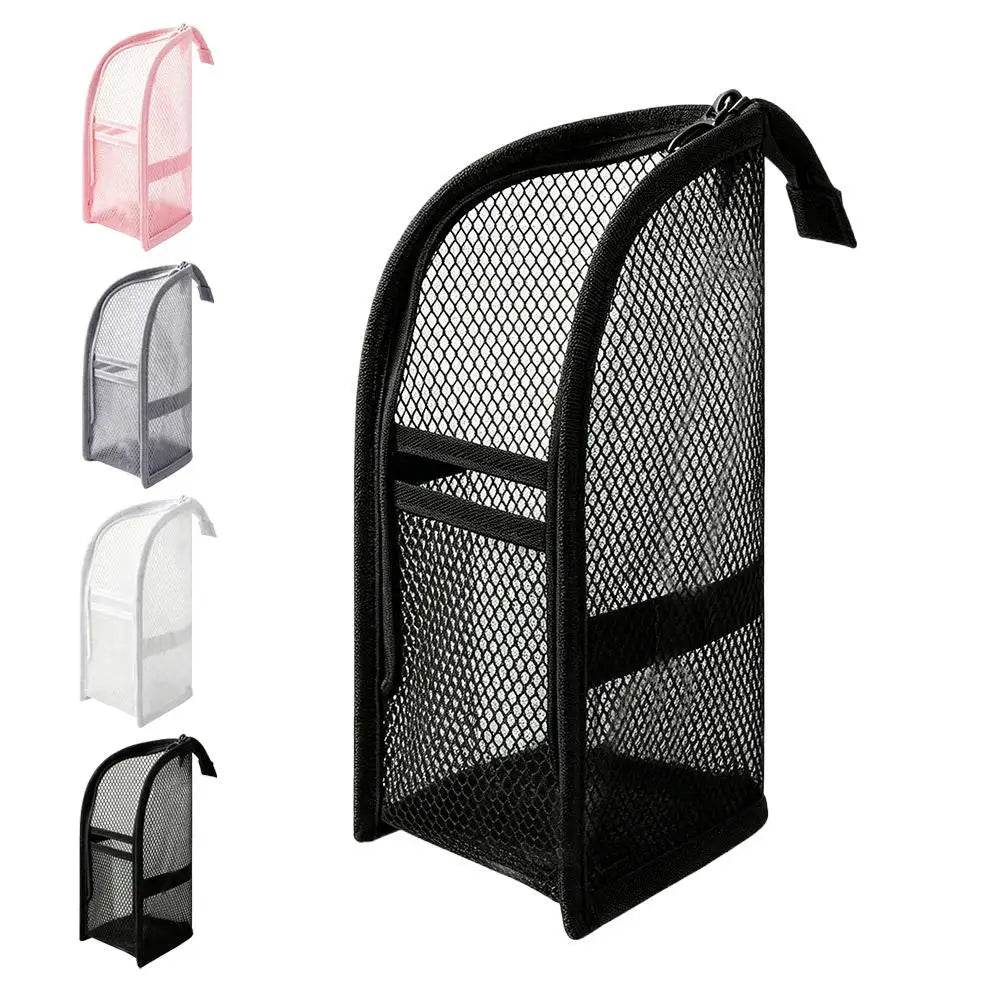 Bolsa cosmética de malla para viajar negra con asa y varias opciones de color mostradas verticalmente.