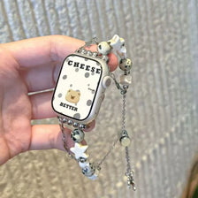 Un bracelet en métal ajustable avec un pendentif en forme de fromage et de visage d'ours, orné de cristal.