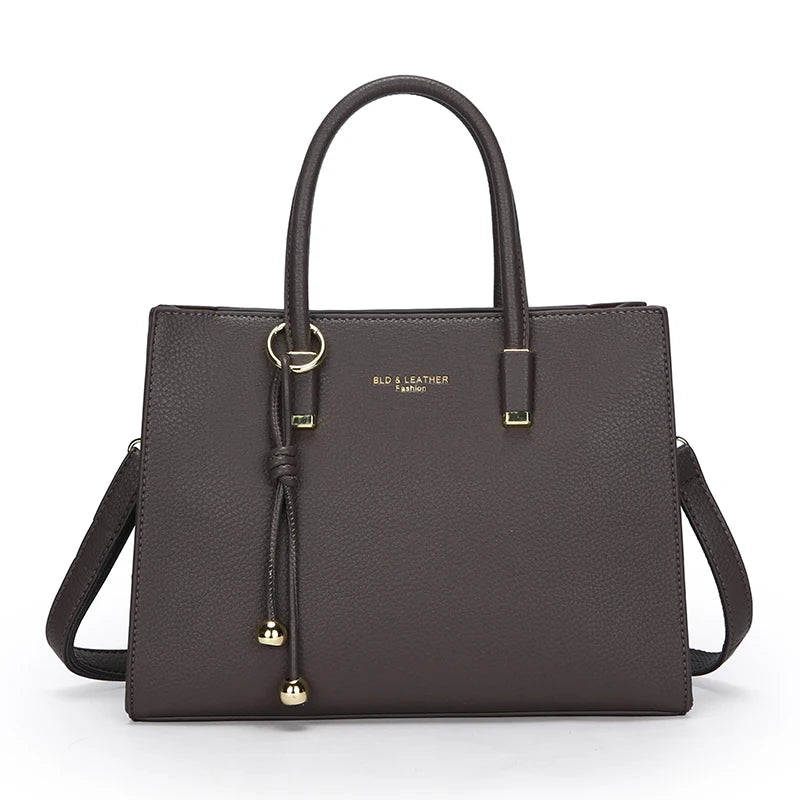 Dunkelbraune Leder-Tasche mit goldfarbenen Beschlägen von vorne