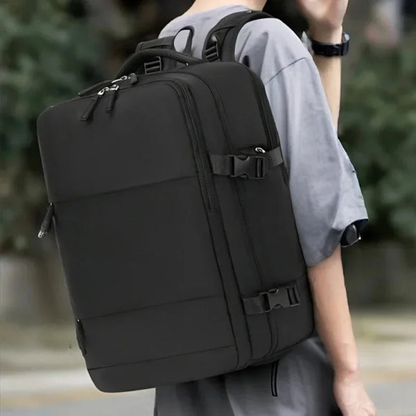 Eine schwarze, strapazierfähige Nylon-Umhängetasche wird von einer Person in einer lässigen Outdoor-Umgebung getragen.