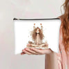 Una mano sostiene una bolsa de almacenamiento cosmético con cremallera que presenta una ilustración de una mujer con cabello 