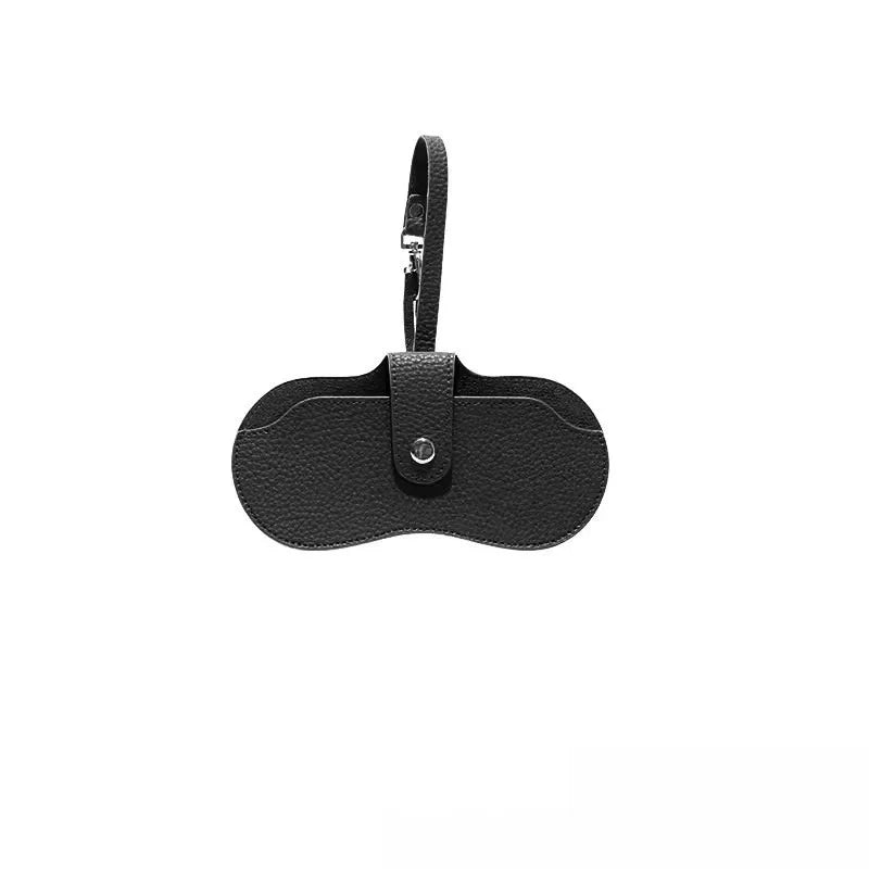 Estuche de gafas de cuero negro y delgado con cierre de correa.