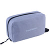 Sac de toilette de voyage suspendu gris clair imperméable avec garniture noire et sangle.