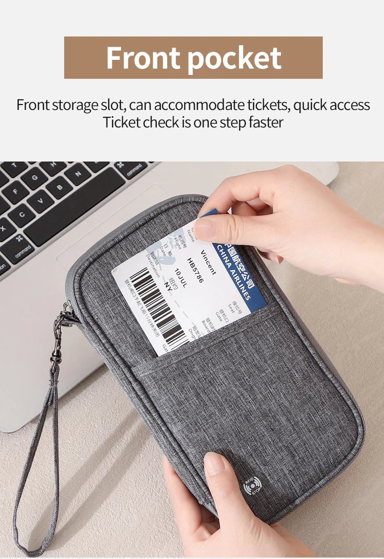 Ranura de bolsillo frontal gris en una laptop, mostrando un billete dentro de una cartera de pasaporte que bloquea RFID.