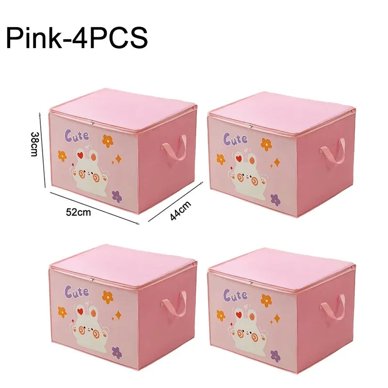 Vier rosa Aufbewahrungsboxen mit süßen bestickten Designs zum wiederverwendbaren Kleideraufbewahren.