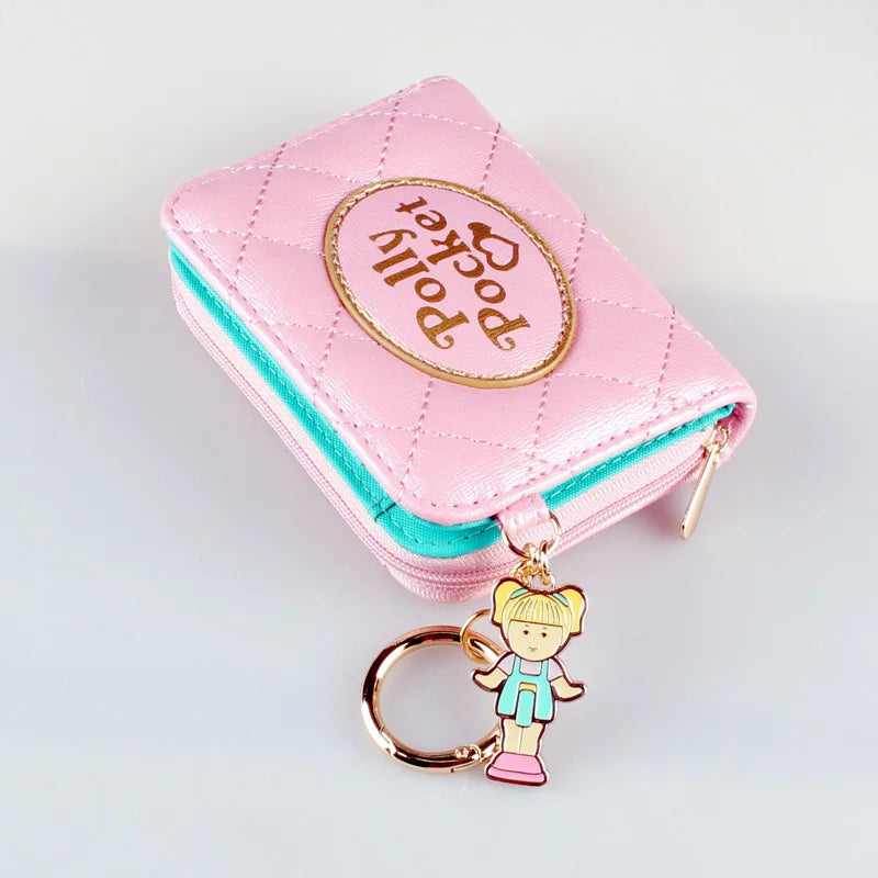 Portefeuille à pièces rose matelassé avec un logo ovale or et un charm de fille blonde