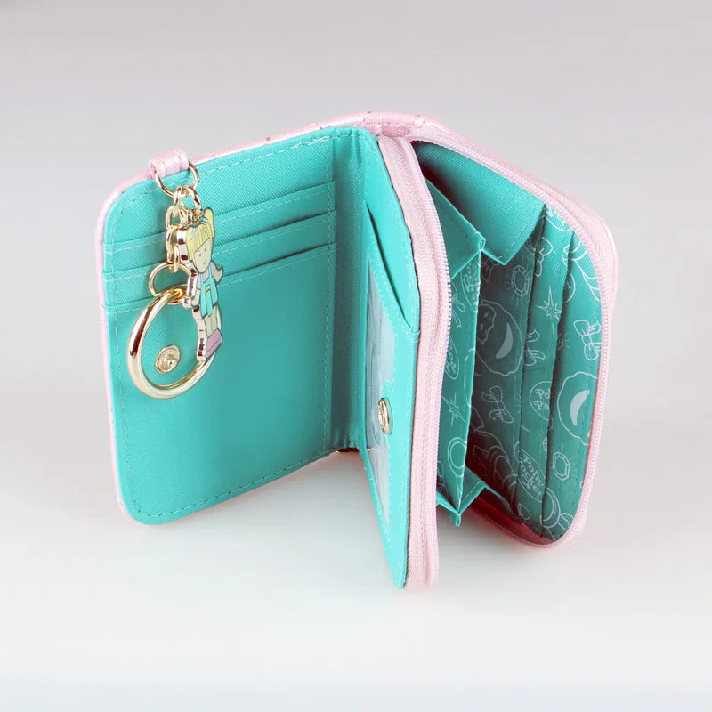 Portefeuille à pièces rose et matelassé pour femme avec une clé de couleur or, ouvert.