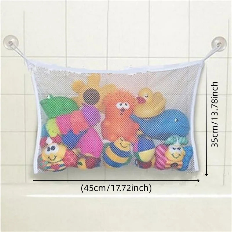 Bolsa de malla para almacenamiento llena de juguetes de baño y peluches coloridos colgados en un soporte blanco.