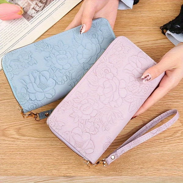 Dos billeteras de tarjetas de cuero PU con relieve y flores en azul claro y rosa sobre una superficie de madera.