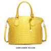 Gelbe krokodillenmuster-Top mit Henkel und Crossbody-Tasche.