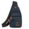 Dunkelblaue Herren-Oxford-Chestbag mit schwarzem Riemen und gelbem Logo.