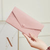 Pinkes minimalistisches Kunstleder-Münzwallet in verschiedenen Formen, darunter ein gefaltetes Kartenetui und eine Clutch.