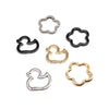 Collection de cinq clips en métal en forme de fleurs d'oie, finis argent et noir.