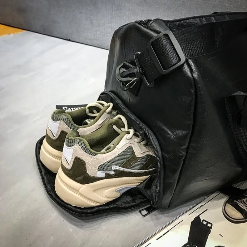 Schwarze Leder-Sporttasche mit einem Paar hellen Turnschuhe darin