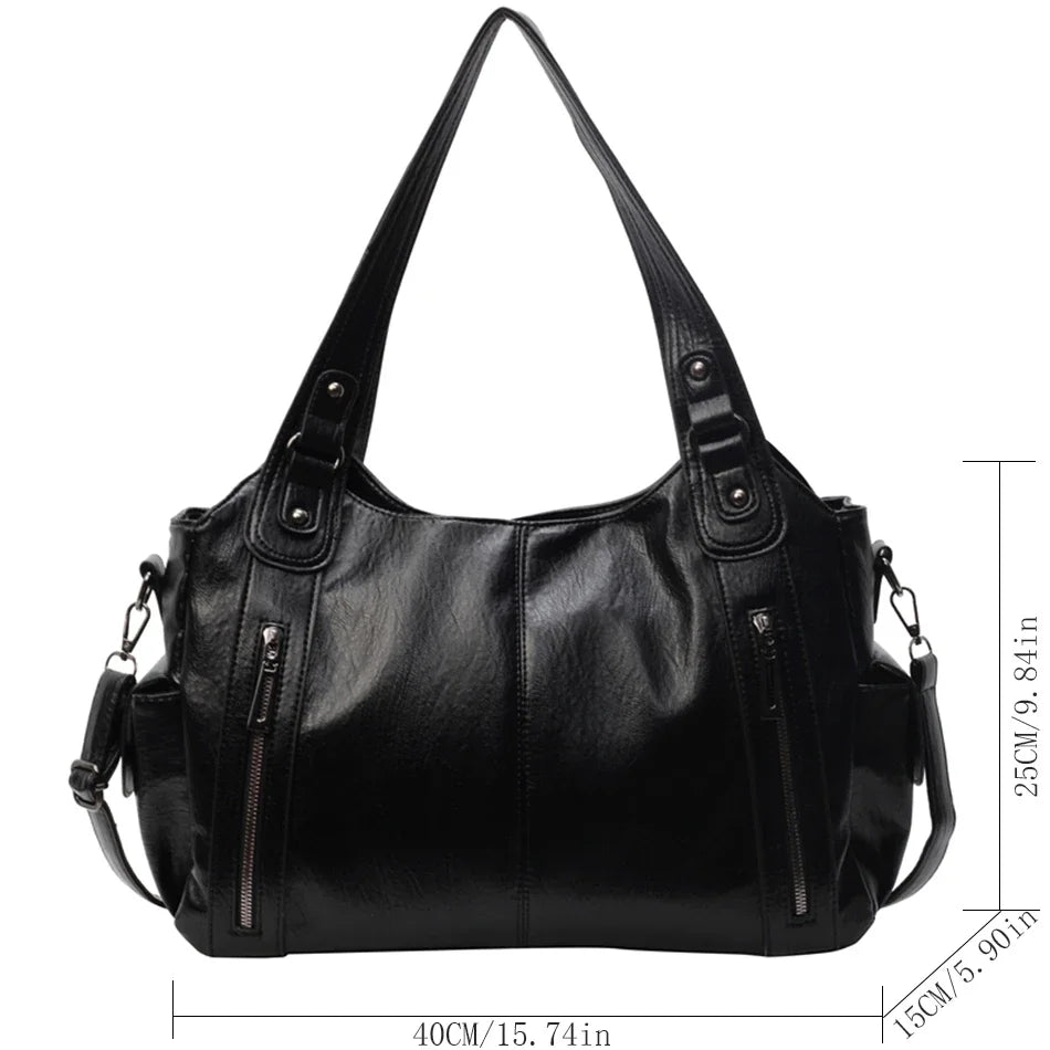 Sac cabas en cuir noir à plusieurs poches, vue de face.