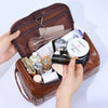 Eine braune Vintage-PU-Leder-Toiletry-Tasche ist geöffnet und zeigt verschiedene Kosmetik- und Pflegeprodukte im Inneren.