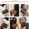 Una mujer demuestra múltiples formas de llevar un bolso de cuero PU retro en varios colores y estilos.