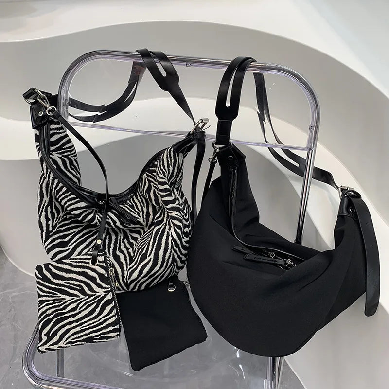 Schwarze Leinwand mit Zebra-Print, schultertragbare Tasche auf klarem Acrylhänger.