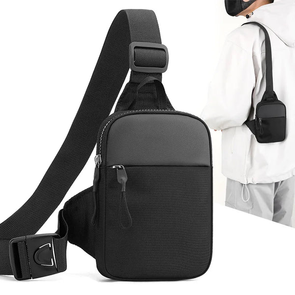 Bolso cruz impermeable negro con correa y hebilla ajustable junto a una persona con chaqueta blanca.