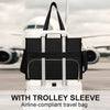 Schwarze und weiße isolierte Reisetasche mit Trolley-Sleeve auf einem Flugplatz.