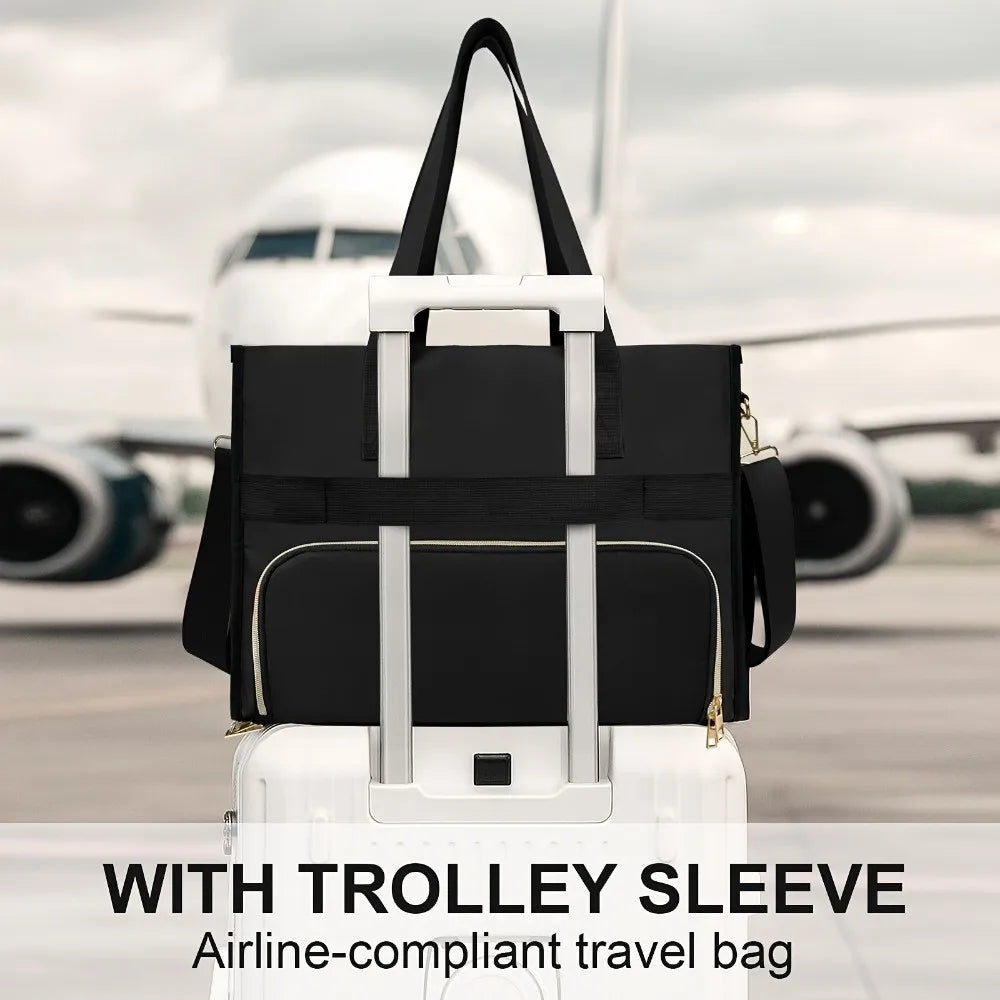 Schwarze und weiße isolierte Reisetasche mit Trolley-Sleeve auf einem Flugplatz.