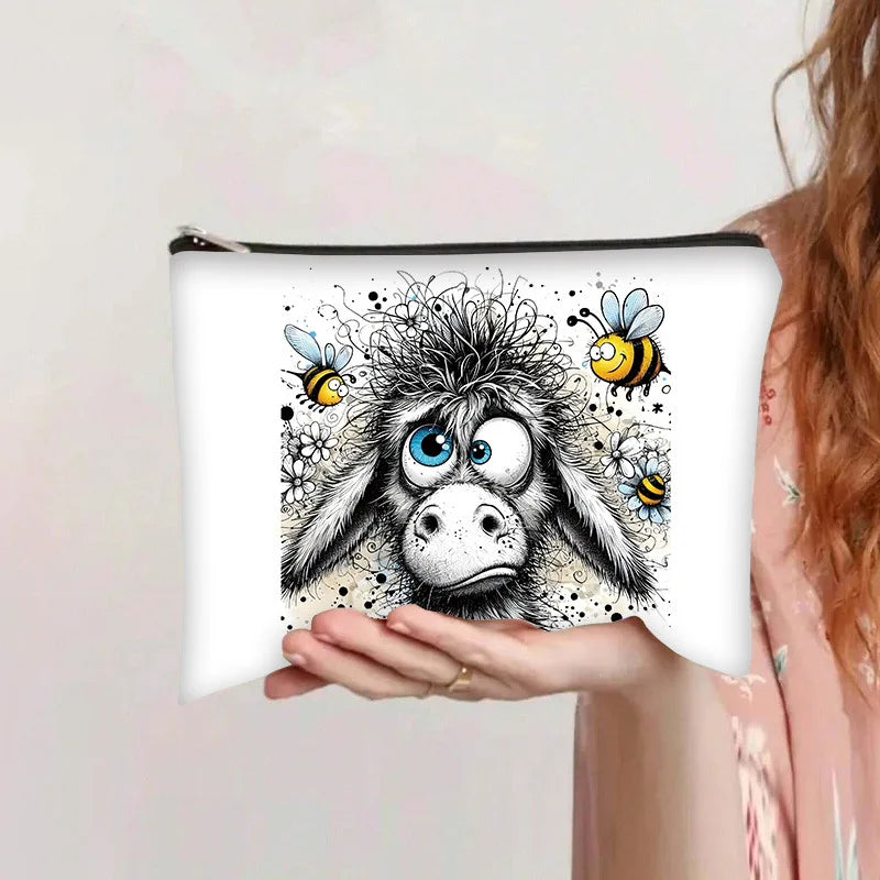 Bolsa de almacenamiento cosmético con cremallera, ilustración en blanco y negro de la cara de una oveja rodeada de abejas.