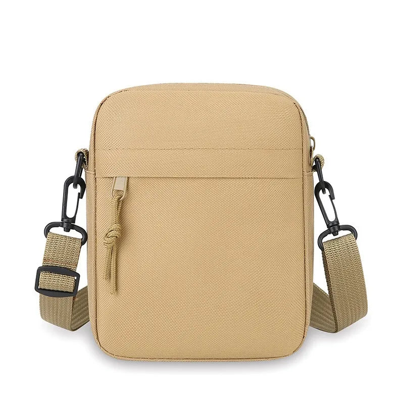 Sac bandoulière unisexe beige avec sangles réglables et fermeture éclair.