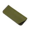 Estuche o bolsa de gafas de cuero PU verde olivo doblado.