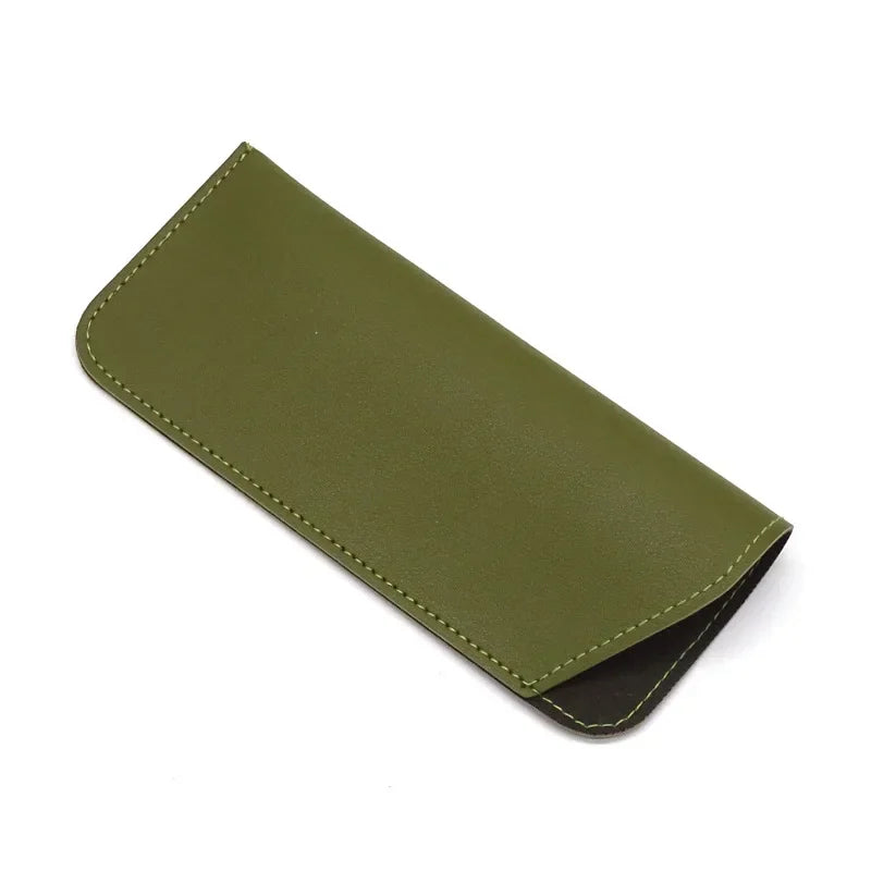 Estuche o bolsa de gafas de cuero PU verde olivo doblado.