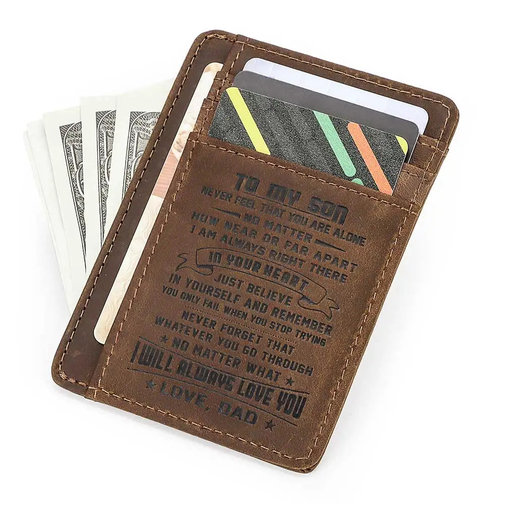 Portefeuille en cuir marron avec plusieurs cartes et un message gravé.