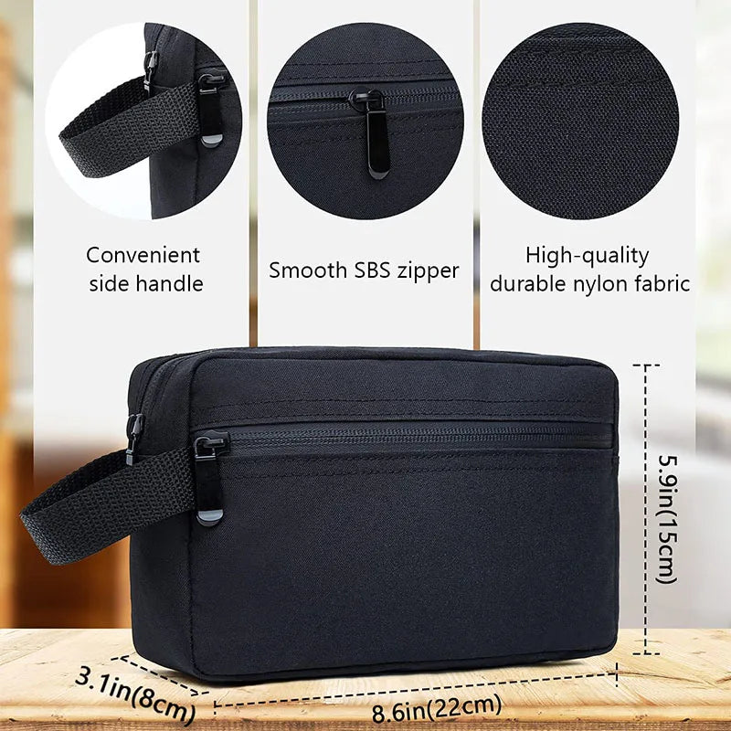 Sac organisateur de toilette noir avec poignée latérale et zip SBS lisse, montré à côté des détails du tissu.
