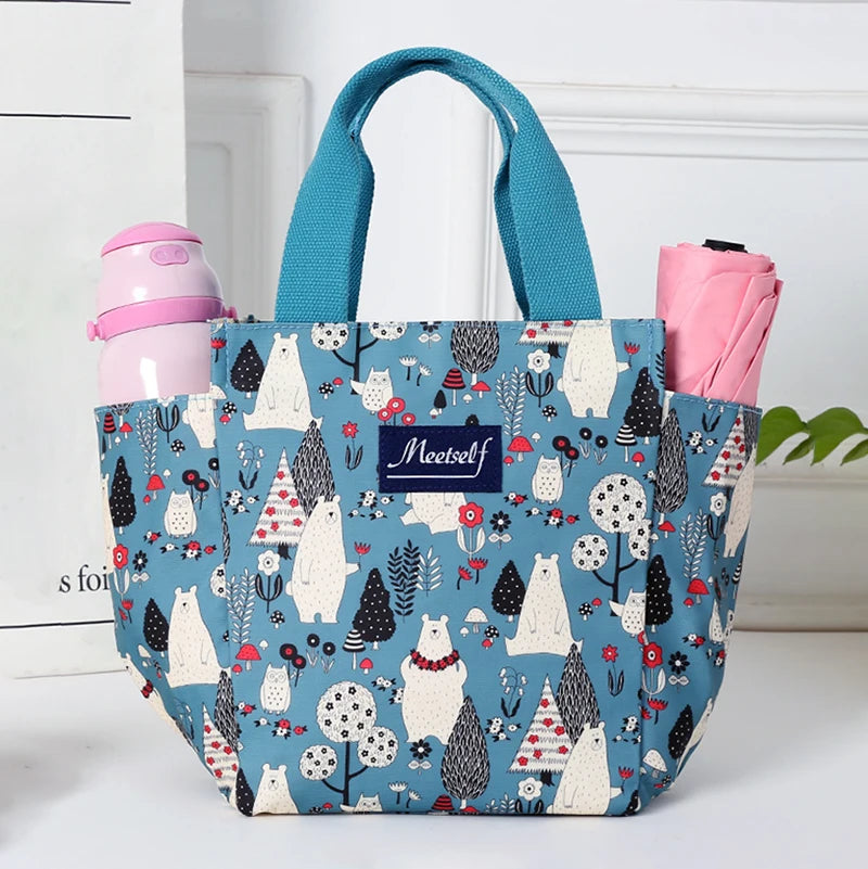 Bolsa térmica estampada con animales blancos y rosas sobre fondo azul.
