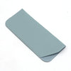 Estuche de cuero sintético azul claro y delgado para gafas o eyewear.
