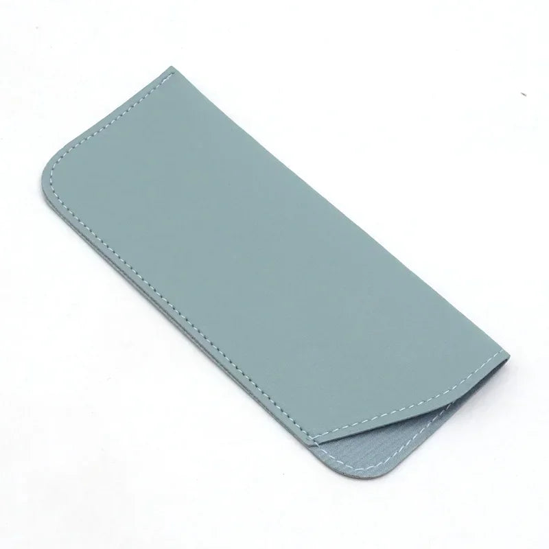 Estuche de cuero sintético azul claro y delgado para gafas o eyewear.