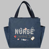 Bolsa de almuerzo de lona azul marino con el texto NURSE y Kit de Supervivencia con suministros médicos