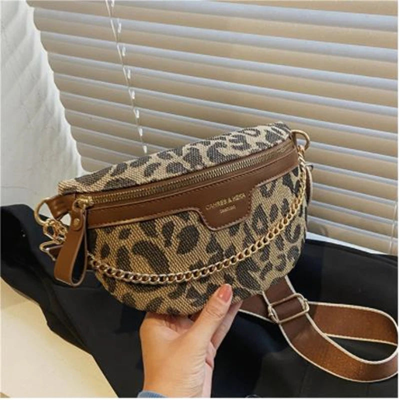 Sac bandoulière marron à imprimé léopard sur fond clair
